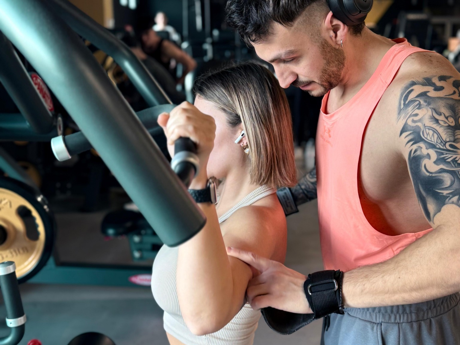 Bryan segue una cliente